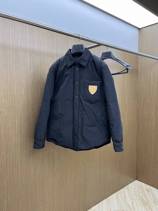 秋冬羽绒 Lv 2540秋冬新款翻领羽绒服 原版订制五金配件全进口原版定制 欢迎对比 绝对的高品质 采用顶级90白鹅绒 超柔软 充羽量蓬松饱满 超级重工 Lz面