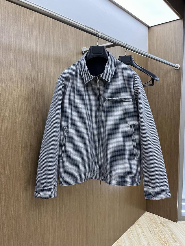 秋冬 Lv 2540秋冬新款男士双面穿夹克外套，高定专柜面料 透气舒适度高，细节无可挑剔，品牌元素设计理念，做工考究工艺复杂，专业代购级体现高品质。Lz手感细腻