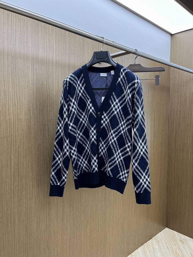 秋冬 Bbr 25新款斜纹格纹羊毛混纺V领开衫外套 精选羊毛羊绒混纺面料制成，呈现提花精纺的格纹图案，缔造精致设计感。以及重量的因素让非常具有垂感以及的设计让上