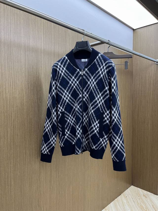 秋冬 Bbr 25新款斜纹格纹羊毛混纺拉链外套 精选羊毛羊绒混纺面料制成，呈现提花精纺的格纹图案，缔造精致设计感。以及重量的因素让非常具有垂感以及的设计让上身更