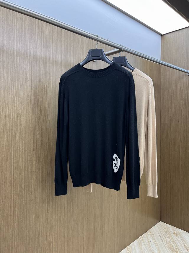 秋冬 Bbr 盾牌嵌花针织圆领套头毛衣 采用定制羊毛面料，100%羊毛，下摆提花工艺以Burberry经典B字盾牌为核心，图案通过精密提花织机编织，线条清晰利落