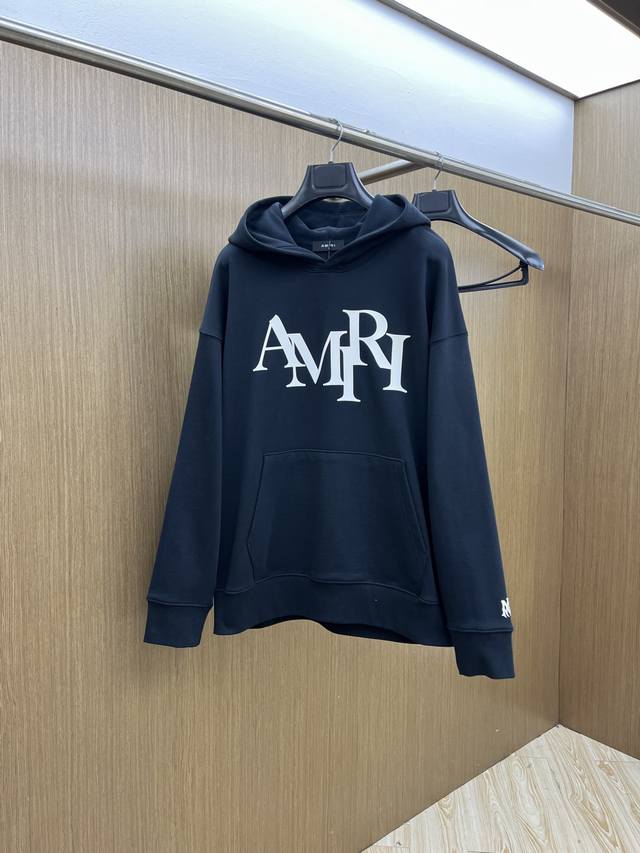 秋冬 Amiri Fw早秋新款宽版连帽卫衣，男女同款！独特吸引人的眼球，这一款连帽卫衣品相品质都在线，舒适度，一如既往的版型，时髦度，包括面料、裁剪工艺上，都是