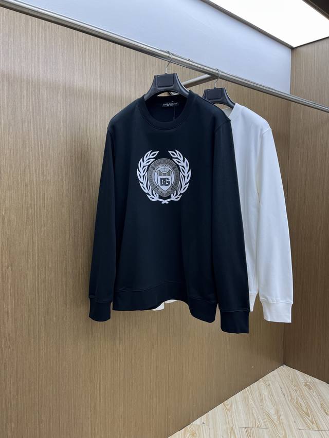 秋冬 Dg Fw早秋新款圆领卫衣，男女同款！独特吸引人的眼球，这一款卫衣品相品质都在线，舒适度，一如既往的版型，时髦度，包括面料、裁剪工艺上，都是下足了功夫！立