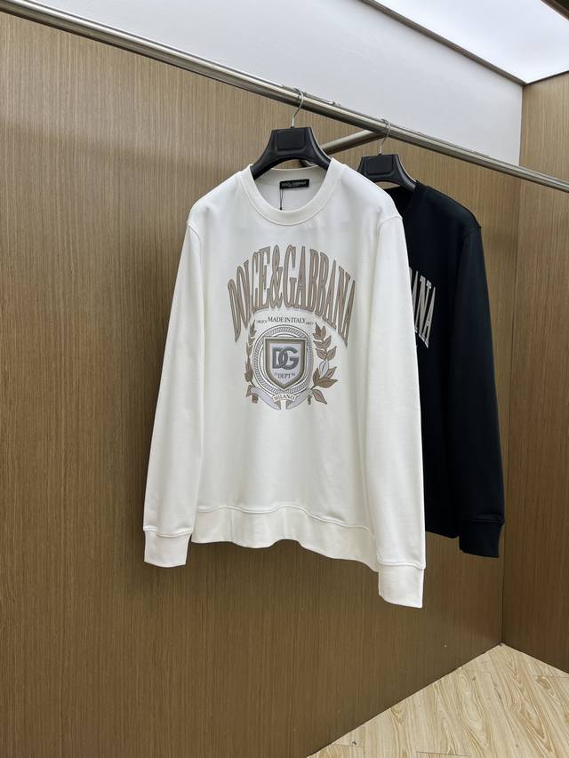 秋冬 Dg. Fw早秋新款圆领卫衣，男女同款！独特吸引人的眼球，这一款卫衣品相品质都在线，舒适度，一如既往的版型，时髦度，包括面料、裁剪工艺上，都是下足了功夫！