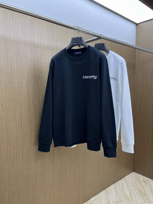 秋冬 Lv Fw早秋新款圆领卫衣，男女同款！独特吸引人的眼球，这一款卫衣品相品质都在线，舒适度，一如既往的版型，时髦度，包括面料、裁剪工艺上，都是下足了功夫！立