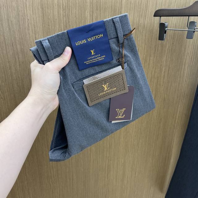 秋冬 Lv 2540Ss秋冬新品，官网同步有售，男士高端商务休闲西裤，高端进口面料，带弹力，后面采用硅胶字母压胶，五搭配，即经典又时尚，合体裁缝，上身效果无约束