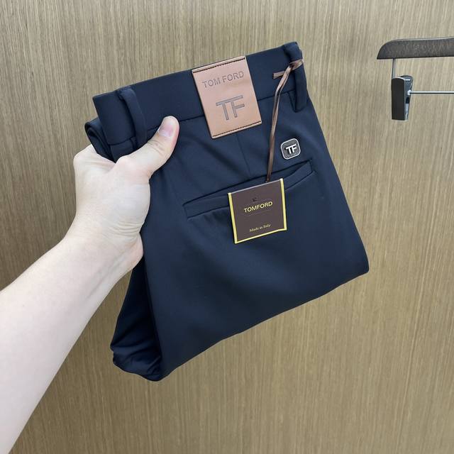秋冬 Tf 2540Ss秋冬新品，官网同步有售，男士高端商务休闲西裤，高端进口面料，带弹力，后面采用硅胶字母压胶，五搭配，即经典又时尚，合体裁缝，上身效果无约束
