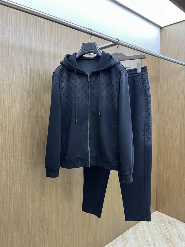 秋冬 套 Lv Gw最新款休闲风休闲套装 最新最顶级经典重工刺绣字母排列经典图案潮流连帽休闲开衫套装，最顶级的品质专柜在售，顶级制作工艺进口面料，专柜款独特设计