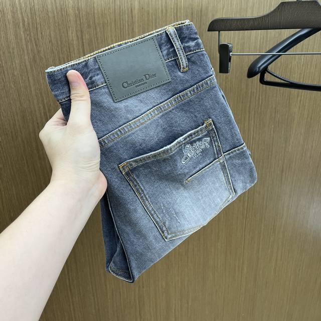 秋冬 Cd 新款来袭2540秋冬爆款新品 有售 实体店极品牛仔裤原版好货，适合各个年龄段。市场最高版本的欧洲进口面料。舒适柔软亲肤，上身效果超级棒时尚百搭 Fz