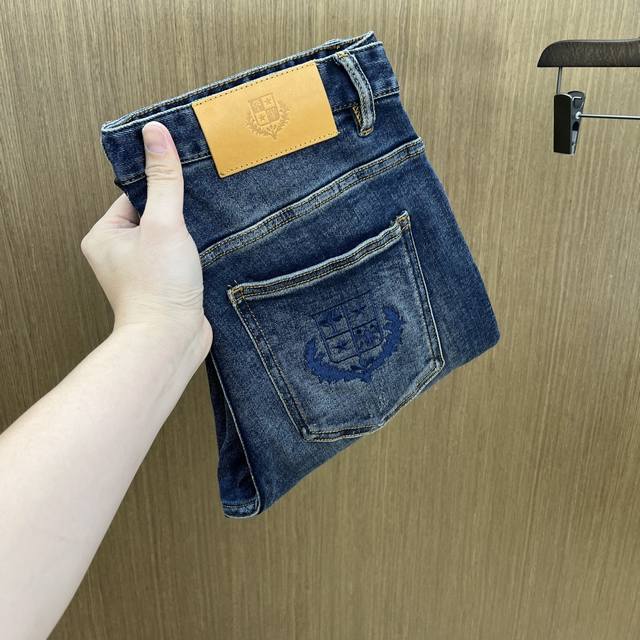 秋冬 Lp新款来袭2540秋冬爆款新品 有售 实体店极品牛仔裤原版好货，适合各个年龄段。市场最高版本的欧洲进口面料。舒适柔软亲肤，上身效果超级棒时尚百搭 Fzh