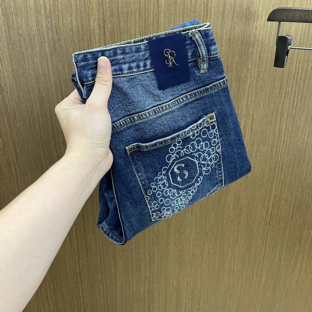 秋冬 Sr 新款来袭2540秋冬爆款新品 有售 实体店极品牛仔裤原版好货，适合各个年龄段。市场最高版本的欧洲进口面料。舒适柔软亲肤，上身效果超级棒时尚百搭 Fz