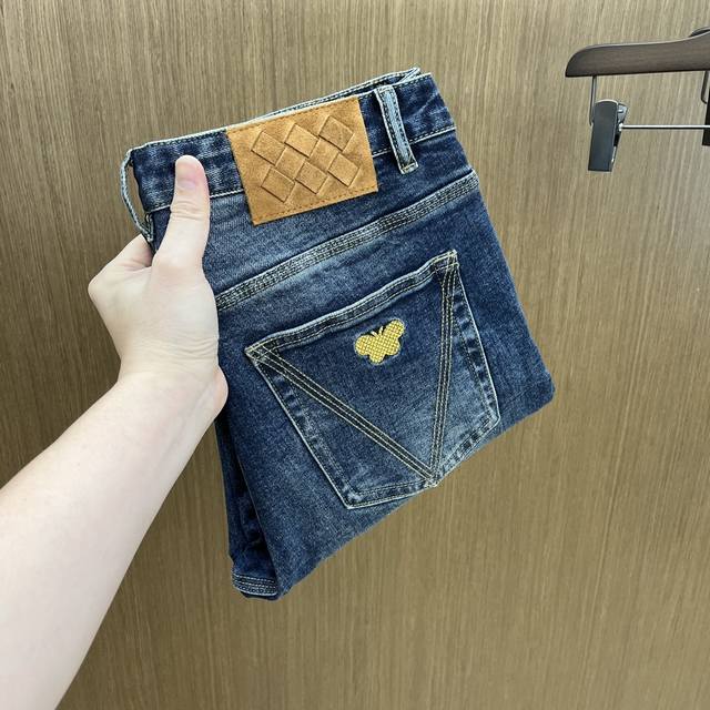 秋冬 Bv 新款来袭2540秋冬爆款新品 有售 实体店极品牛仔裤原版好货，适合各个年龄段。市场最高版本的欧洲进口面料。舒适柔软亲肤，上身效果超级棒时尚百搭 Fz