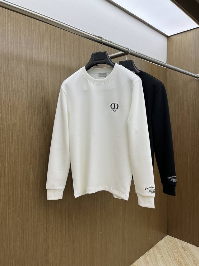 秋冬 Cd 2520秋冬专柜新款 时尚休闲打底衫长袖T恤，精选进口高密度双面拉架棉面料，精致原版Logo打造，舒适性与透气性兼优，柔软抗皱弹性和垂性极佳，无论是