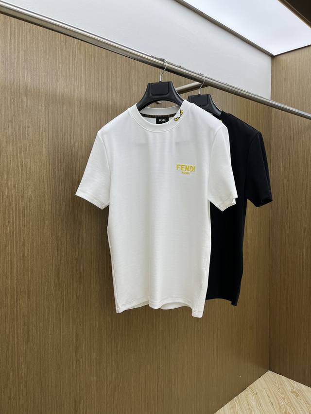 Fd 2025秋冬 圆领刺绣短袖T恤打底衫 元素性的Logo徽章凸显休闲时尚魅力,依然独领时尚风骚.内搭好伴侣 客供高支弹力针织100%液氨空气层面料,平整匀称