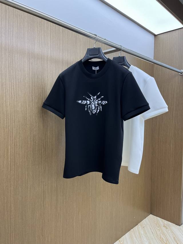 Cd 2025秋冬 圆领刺绣短袖T恤打底衫 元素性的Logo徽章凸显休闲时尚魅力,依然独领时尚风骚.内搭好伴侣 客供高支弹力针织100%液氨空气层面料,平整匀称