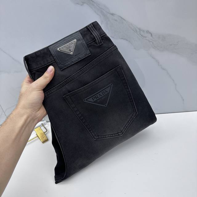 prada普拉达 男装系列属于时装圈无法复制和取代的存在，代表着意式典型的品牌 工艺、品质及剪裁设计都堪称一流，经典时尚高级灰黑色，硬朗干练的线条，符合男性最为