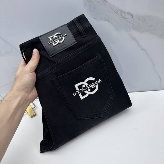 Gucci古驰 男装系列属于时装圈无法复制和取代的存在，代表着意式典型的品牌 工艺、品质及剪裁设计都堪称一流，经典时尚高级灰黑色，硬朗干练的线条，符合男性最为心