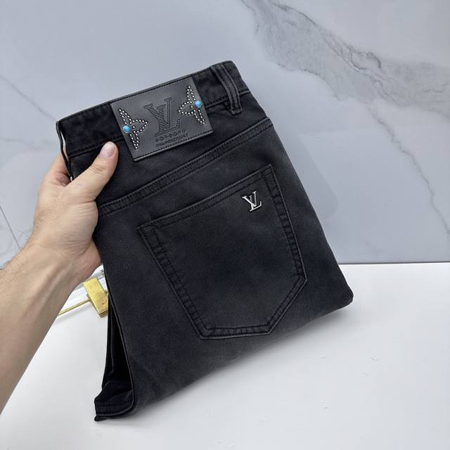 Lv路易威登 男装系列属于时装圈无法复制和取代的存在，代表着意式典型的品牌 工艺、品质及剪裁设计都堪称一流，经典时尚高级灰黑色，硬朗干练的线条，符合男性最为心头