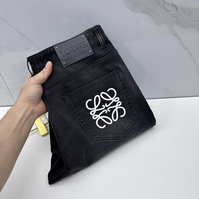 Loewe罗意威 男装系列属于时装圈无法复制和取代的存在，代表着意式典型的品牌 工艺、品质及剪裁设计都堪称一流，经典时尚高级灰黑色，硬朗干练的线条，符合男性最为