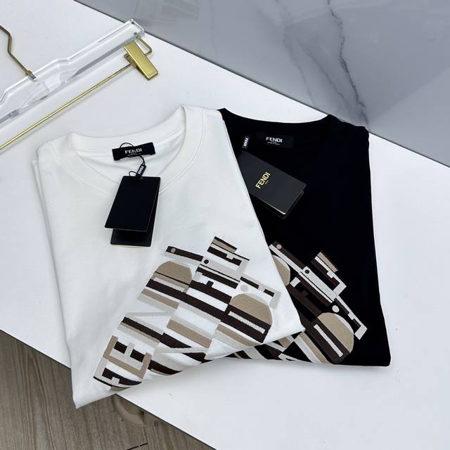 Fendi芬迪 2026春夏新款Logo重工刺绣短袖 双纱纯棉面料 多元化搭配 是眼下时尚前沿的创新趋势 复古与现代化元素的碰撞 极端的暴力美学。Se时尚搭配