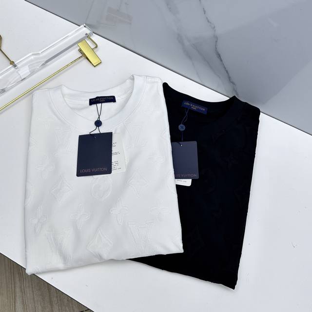 Lv路易威登 2026春夏新款简约Logo提花短袖 双纱纯棉面料 多元化搭配 是眼下时尚前沿的创新趋势 复古与现代化元素的碰撞 极端的暴力美学。Se时尚搭配 三