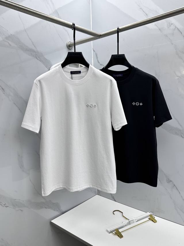 Lv路易威登 2026春夏新款简约Logo印花短袖 双纱纯棉面料 多元化搭配 是眼下时尚前沿的创新趋势 复古与现代化元素的碰撞 极端的暴力美学。Se时尚搭配 三