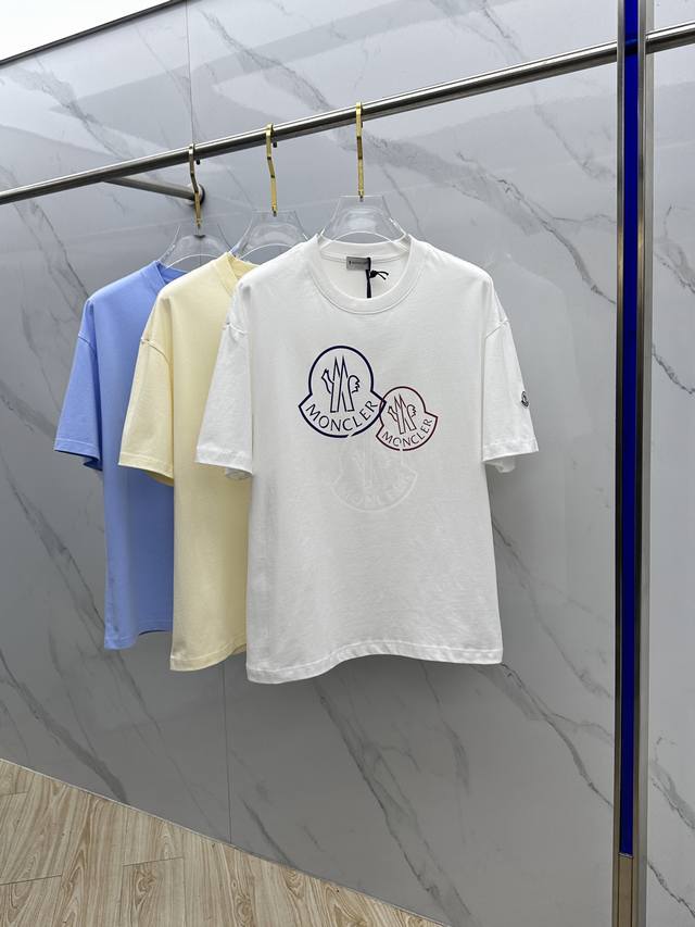 Moncler蒙口 2026春夏新款简约字母印花短袖 双纱纯棉面料 多元化搭配 是眼下时尚前沿的创新趋势 复古与现代化元素的碰撞 极端的暴力美学。时尚搭配 三标