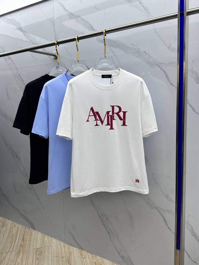 Amiri 2026春夏新款简约字母印花短袖 双纱纯棉面料 多元化搭配 是眼下时尚前沿的创新趋势 复古与现代化元素的碰撞 极端的暴力美学。时尚搭配 三标齐全 男