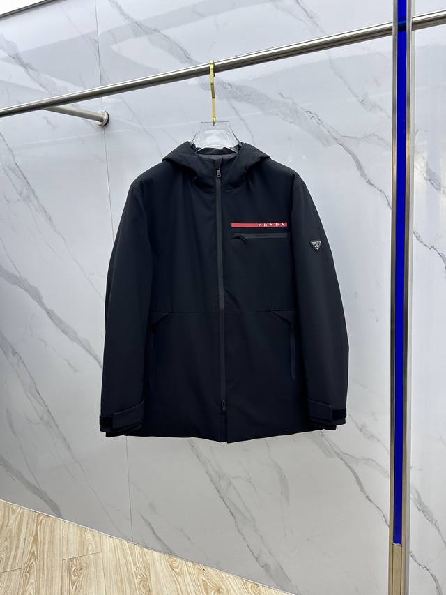 prada普拉达 2025最新款时尚连帽羽绒外套中长款羽绒服，冬季顶级爆款羽绒服，90#白鸭绒填充，处处细节显工艺足够的高级 结构性剪裁的设计改变来展现男士多样