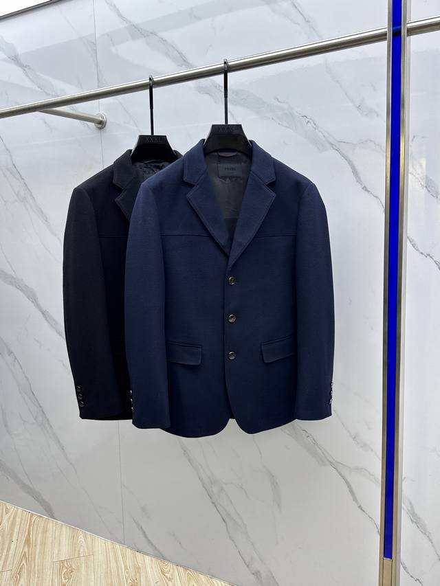 prada普拉达 2025Ss秋冬新款男士中长商务羊毛呢西装！超高端顶尖一线成衣手工系列，西装领域里的佼佼者，世界公认的顶级面料和工艺水平，高密度支数纤维，让面