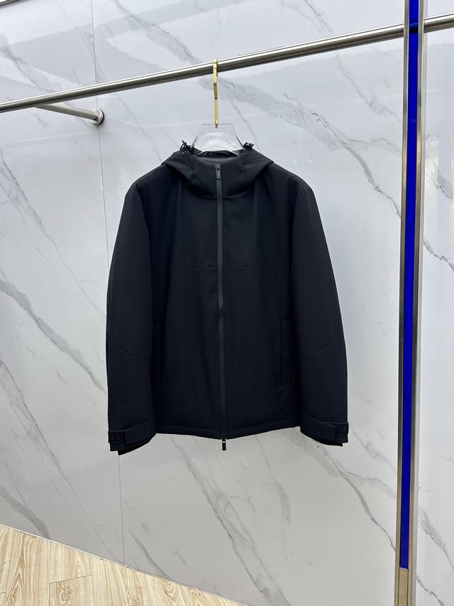 Dior迪奥 2025最新款时尚连帽羽绒外套羽绒服，冬季顶级爆款羽绒服，90#白鸭绒填充，处处细节显工艺足够的高级 结构性剪裁的设计改变来展现男士多样的形象变化