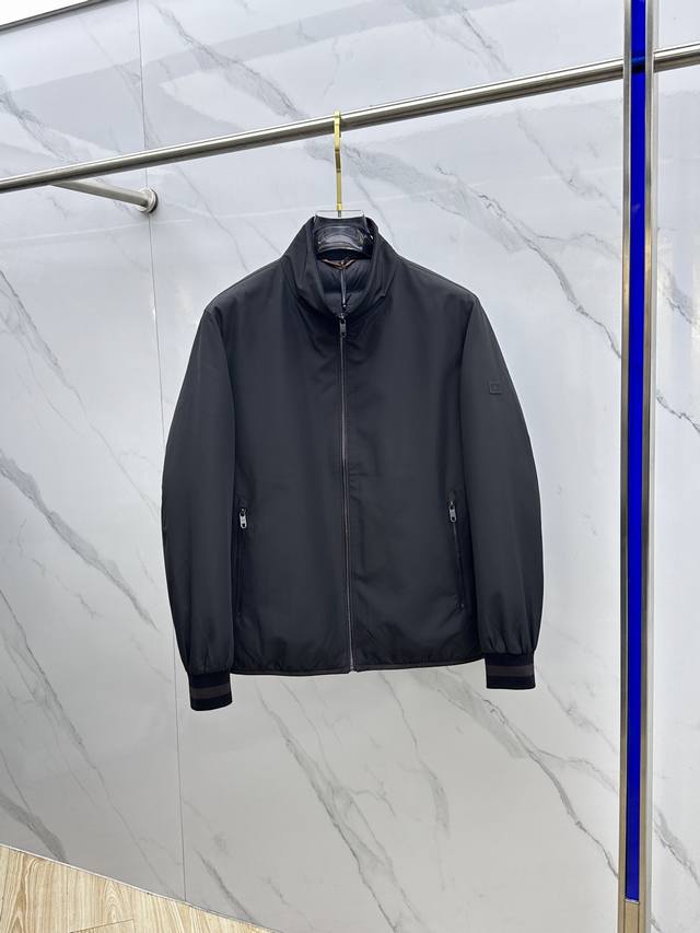 Zegna杰尼亚 2025最新款时尚立领羽绒外套羽绒服，冬季顶级爆款羽绒服，90#白鸭绒填充，处处细节显工艺足够的高级 结构性剪裁的设计改变来展现男士多样的形象