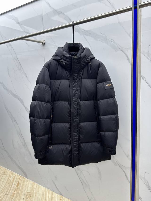 Fendi芬迪 羽绒服 2025最新款时尚款羽绒连帽中长款外套. 连帽不可拆卸 处处细节显工艺足够的高级 结构性剪裁的设计改变来展现男士多样的形象变化，修身利落