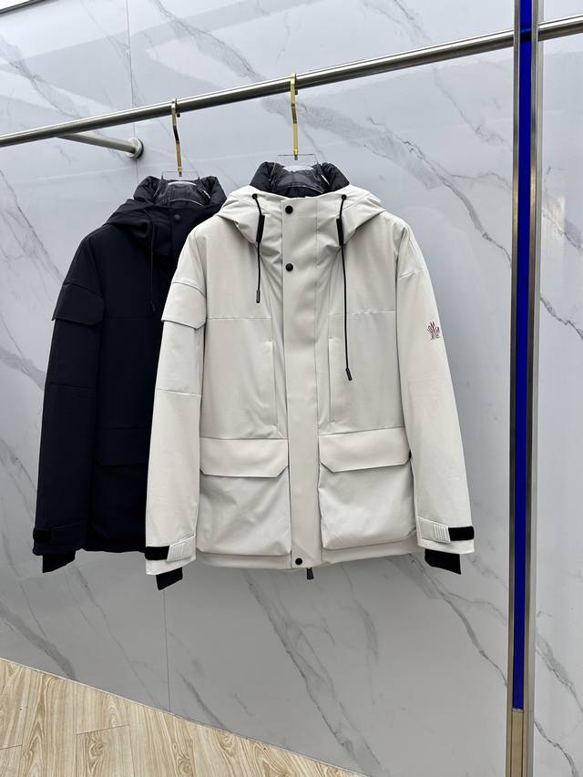 Moncler蒙口 2025Ss秋冬新款时尚休闲连帽羽绒外套，冬季滑雪服。胸口经典Logo爆款羽绒服，Gore-Tex防水面料，90#白鹅绒填充，处处细节显工艺