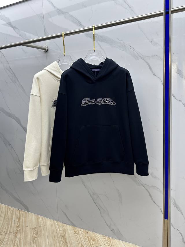 Lv路易威登 2025Ss秋冬新品印花连帽卫衣 高超的时尚魅力风范,特立独行的艺术气息. 客供定制面料高克重棉面料,软硬更为适中,舒适透气性非常适合春秋季节着穿