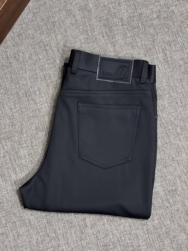 官网专柜同步有售，原单狠货，超级有范儿的一款牛仔裤，定制原版水洗休闲面料，独特设计，顶级印花工艺字母图案Logo，原版五金辅料装饰，极为翘楚的一款牛仔裤，用料与