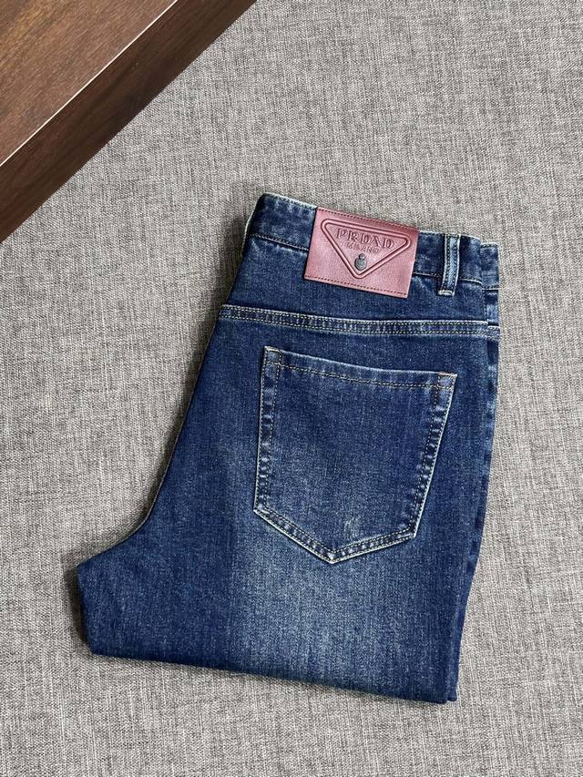 官网专柜同步有售，原单狠货，超级有范儿的一款牛仔裤，定制原版水洗休闲面料，独特设计，顶级印花工艺字母图案Logo，原版五金辅料装饰，极为翘楚的一款牛仔裤，用料与
