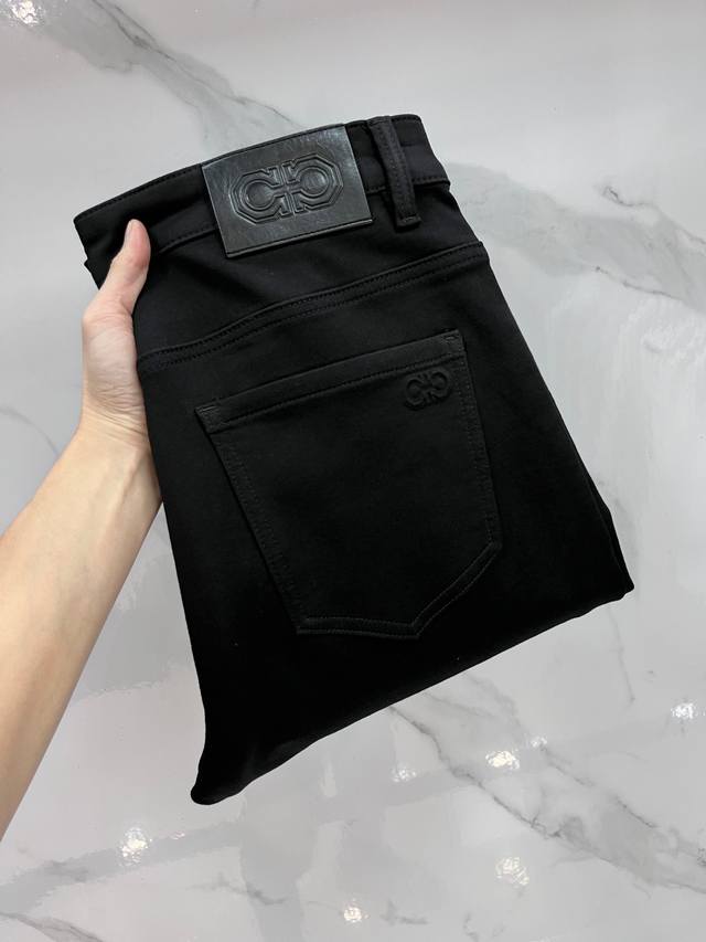 菲拉格慕 高端定制、2025早秋最新款牛仔裤 柜台同步发售 原版定制 客供五金辅料 原单品质 进口固色牛仔弹力面料 重工洗水 做工走线精细 上身绝佳！优选单品