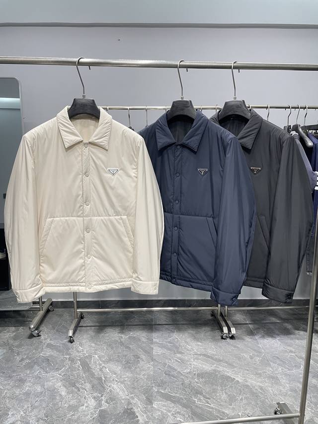 pra25Fw秋冬新款高密度尼龙材质翻领棉衣，胸口三角标徽章衬衫式单排扣棉服夹克外套！贸易公司渠道稀出，同步官网发售！p家新款衬衫式棉服外套，续p务实的商务风格