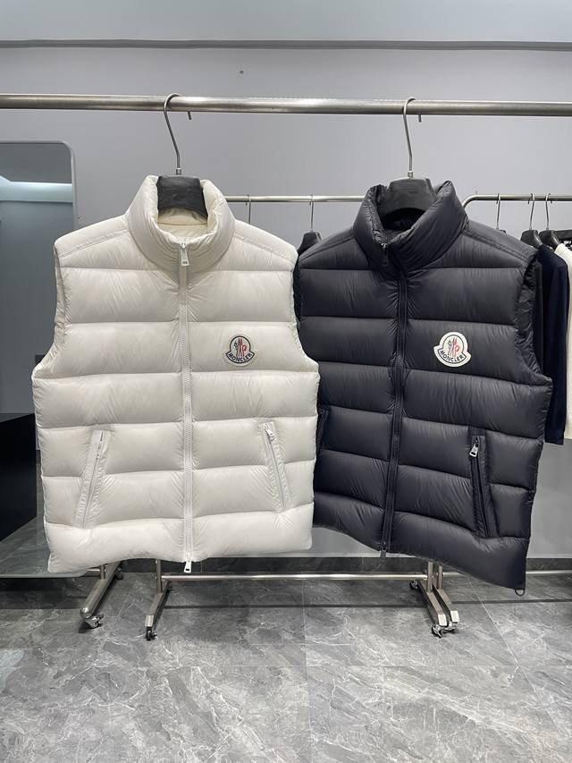 Mon25Fw秋冬新款轻薄尼龙立领羽绒马甲，男女同款经典毛毡徽章时尚保暖羽绒马甲外套！贸易公司渠道稀出，同步官网发售！法蒙家新款羽绒马甲奉献，采用高级的材质、精