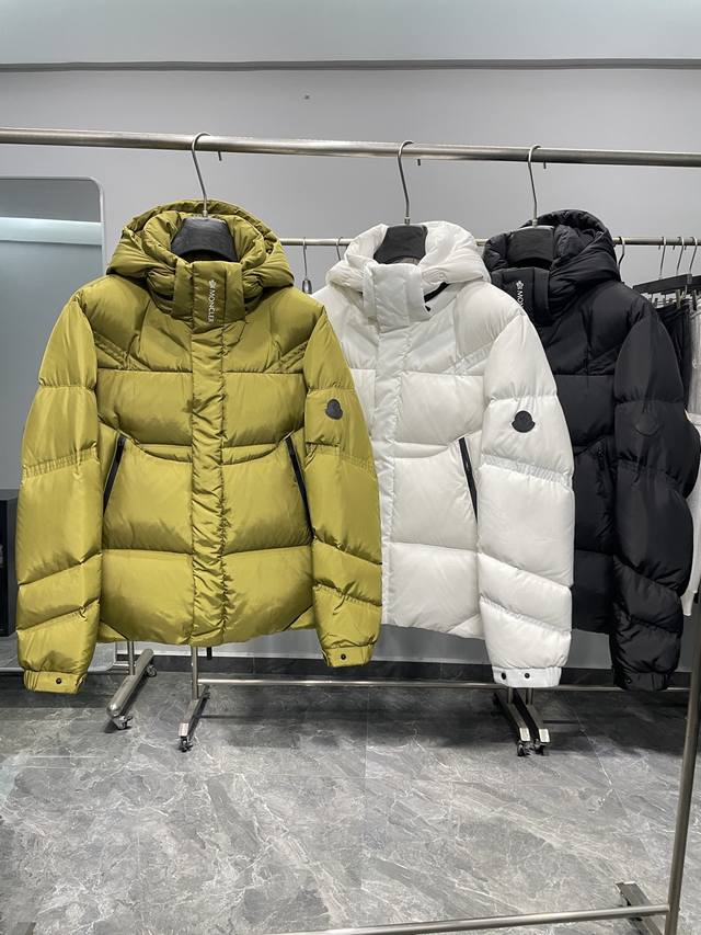 Mon25Fw秋冬新款高端男士门襟字母Logo印花保暖白鹅绒填充拼接男士羽绒服外套！ 整体的造型设计依然传承了Mon家族基因，高奢时装与功能性户外风格相结合，通