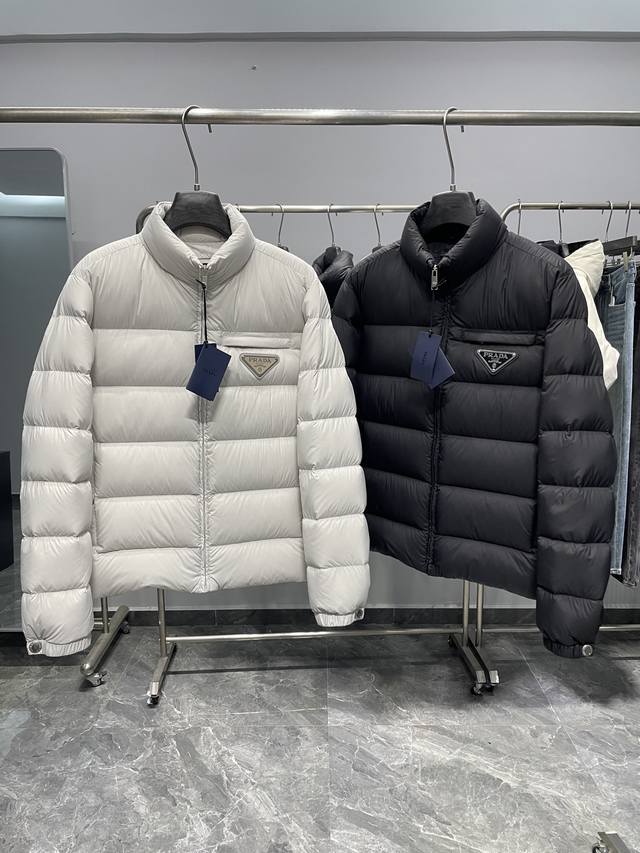 pra25 Fw冬季新款三角标立领保暖羽绒服外套！贸易公司渠道稀出，同步官网发售！p家全新上线的羽绒，现代运动线条与概念化设计邂逅，重新诠释科技着装！男士经典三
