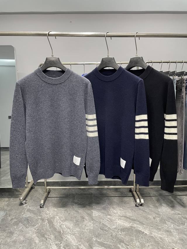 Tb25Fw秋冬新款经典四条杠羊绒羊毛混纺圆领套头毛衣！裁剪设计搭配专利性的罗缎彩条与四杆元素堪称一绝！实穿性强，永不过时！出众的色彩搭配体现个性时尚潮流的最高