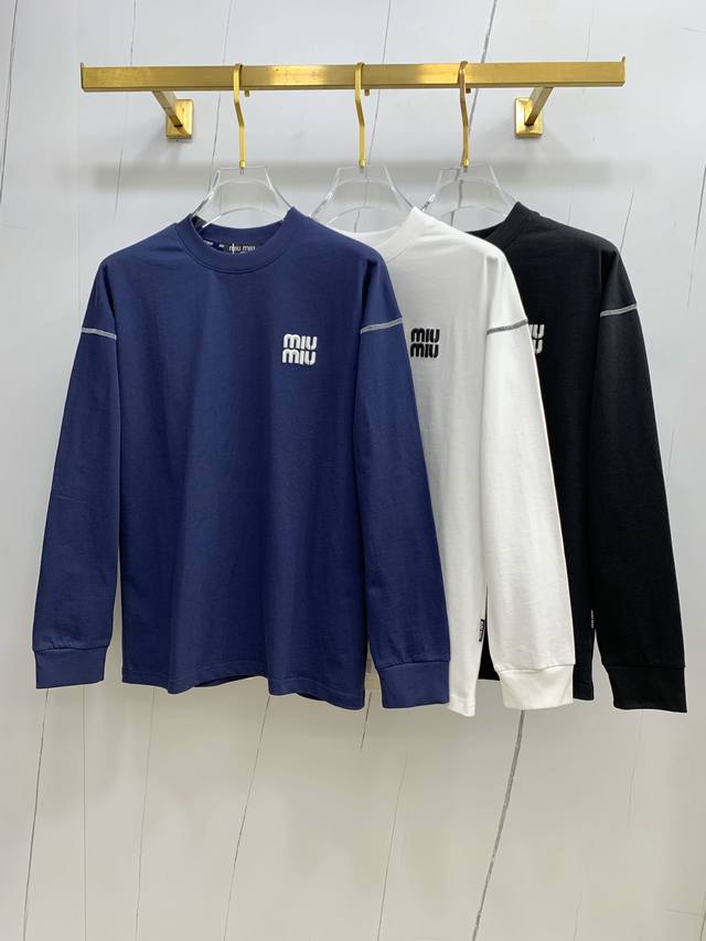 Miumiu25Ss秋季 新品 新款贸易订单圆领长袖打底衫长袖T恤网红款！上身舒适透气，不僵硬，整体有着丰富的立体感，品质出口订单，满足通勤人们对于着装的简约需