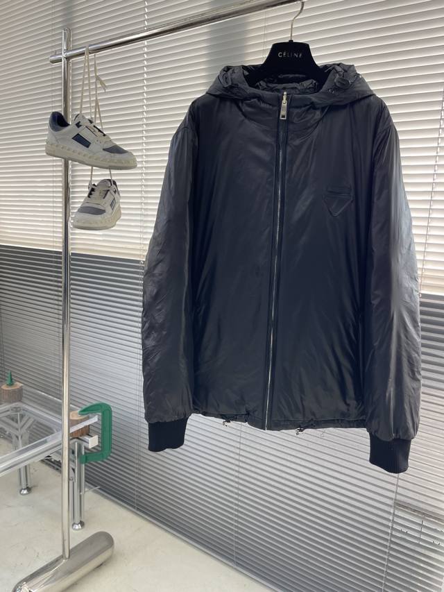 prad 25Fw新款菱形格羽绒服外套双面穿着 经典菱格纹+轻薄面料，保暖又轻便连帽设计+拉链开合，穿脱超方便，袖口和下摆弹性收口，防风效果棒棒哒。正面有pra