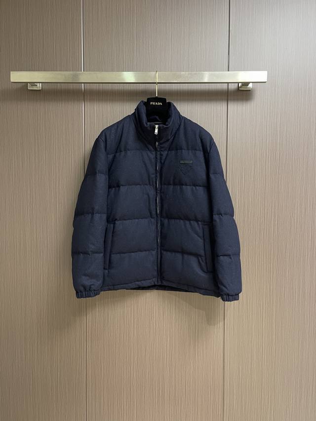 prada 2025Fw 尼龙三角标羽绒服外套，采用高支高密尼龙梭织面料，防水涂层 胸前激光烧花三角标 核心内里填充90％纯白鸭绒，小细节也能体现用心的设计，全