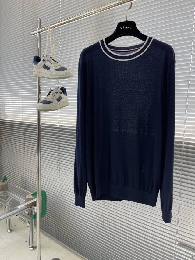 Bc 标识剌绣细节精纺羊毛毛衣针织衫。上手质感极好，可亲肤穿着。 尺码:S-Xxl S码衣长66 胸围102 肩宽42 M码衣长68 胸围106 肩宽43 L码