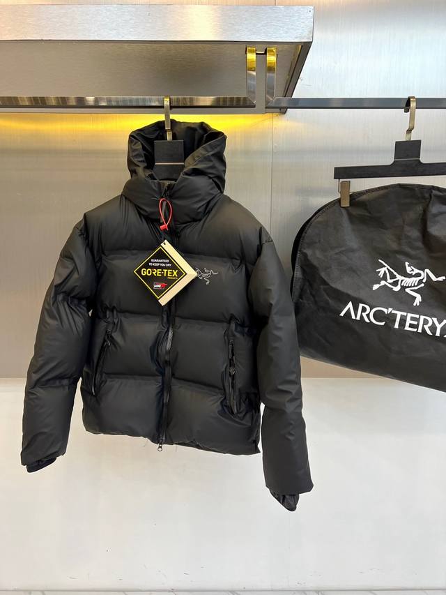 Arcteryx 始祖鸟 鹅绒 、2025秋冬新款羽绒服以纯黑配色诠释专业户外美学。这款连帽羽绒服采用品牌独家Gore-Tex科技面料，100%聚酯纤维材质构筑