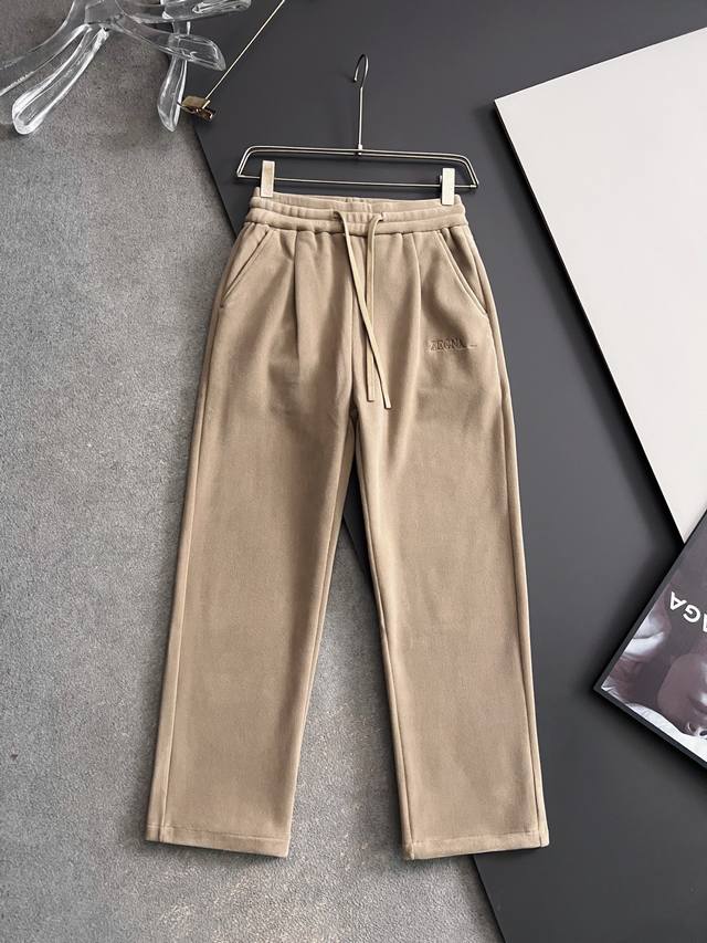 Zegn*2025Fw秋冬新款休闲卫裤# 舒柔双面绒钻石绒加厚面料，一件都能抵御严寒雨雪的侵袭。弹力收腰抽绳，阔腿设计，松弛又率性复古滤镜之下藏着“抗造”的灵魂