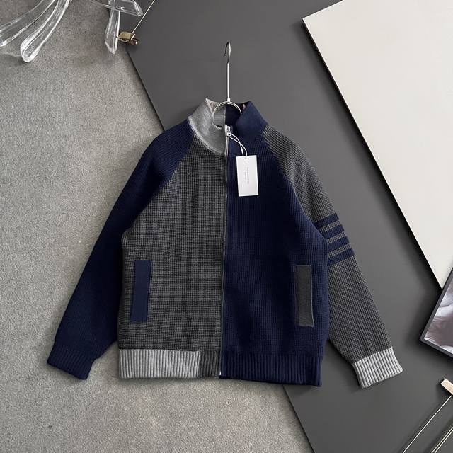 Tb*、2025秋冬新款羽绒服 原版1:1订制五金配件全进口原版定制 欢迎专柜对比 绝对的高品质 采用国标白鸭绒 超柔软 充羽量蓬松饱满 超级重工 面料做工杠杠